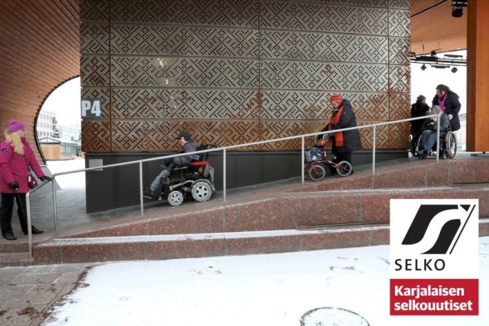 Torilavan pyörätuoliluiska on liian kapea, jyrkkä ja liukas monille liikuntavammaisille. Kuvassa ovat Arja Pappinen ja kävelykeppi, Risto Tanninen ja sähköpyörätuoli, Liisa Karvinen ja rollaattori sekä Salli Alajuuma ja tavallinen pyörätuoli.