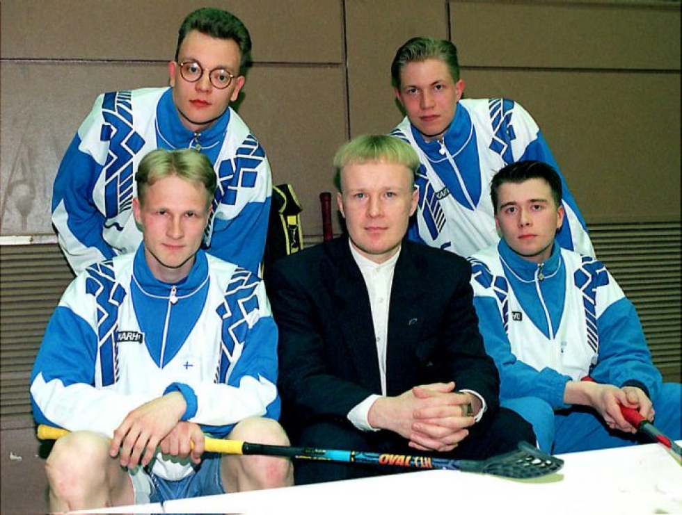 Kuvassa toukokuulta 1996 näkyy kolme joensuulaistaustaista valmentajaa, jotka ovat luotsanneet Suomen miesten salibandymaajoukkuetta arvokisoissa vuosien varrella.