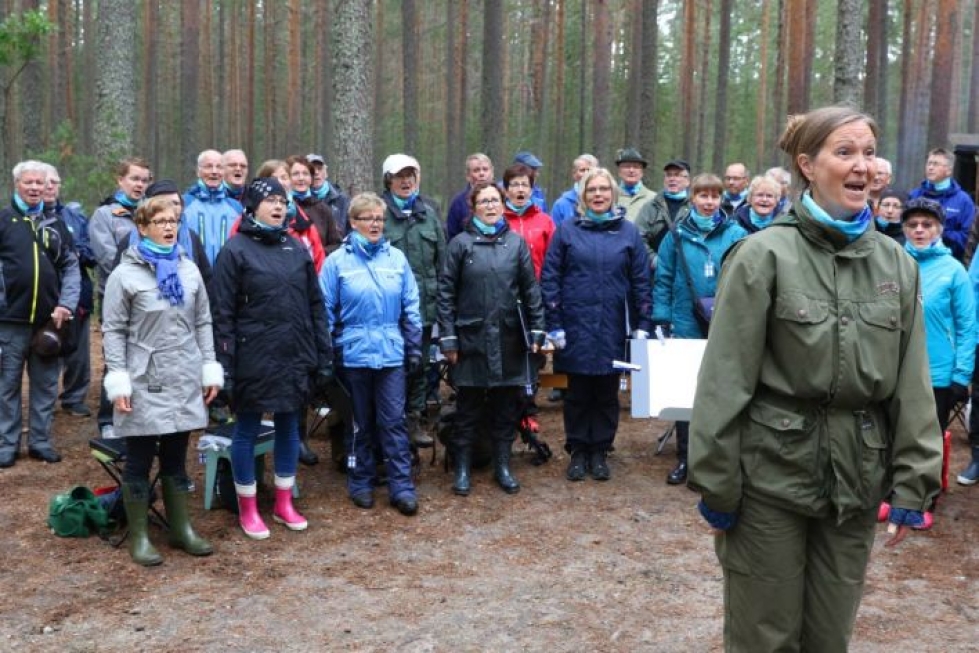 Nuotta-kuoro ja Lieksan Mieslaulajat johtajanaan Riitta Lehtimäki lauloivat Suomen luonnon päivänä Patvinsuon kansallispuistossa elokuussa 2017.