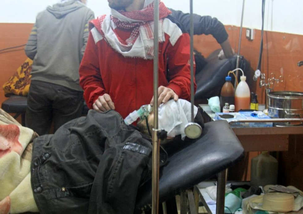 Syyrian kapinallisten alueella hoidetaan taistelukaasuiskun uhria kenttäsairaalassa. Kuva on otettu Darayan kaupungissa tammikuussa 2014.