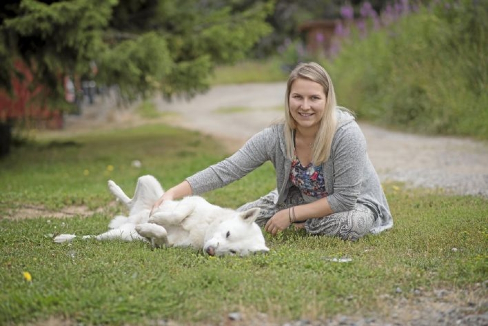 Kotona Kannonkosken Klemettilässä Maija Vesterisellä on aikaa hoivata ruotsinhirvikoira Niiloa. 