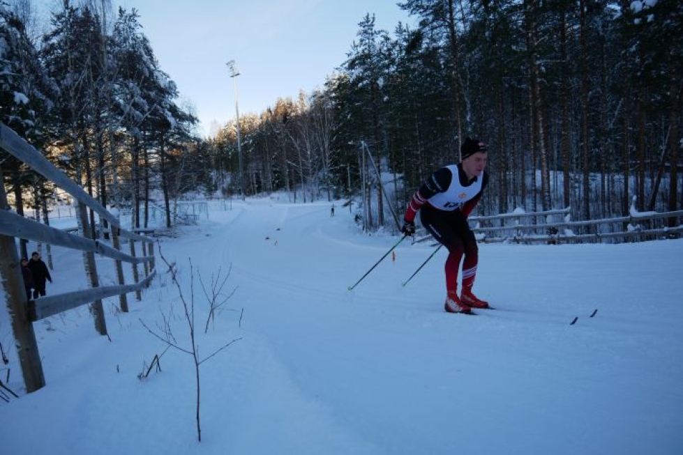 Ville Happonen hiihti yleisen sarjan voittoon kotikisoissaan.