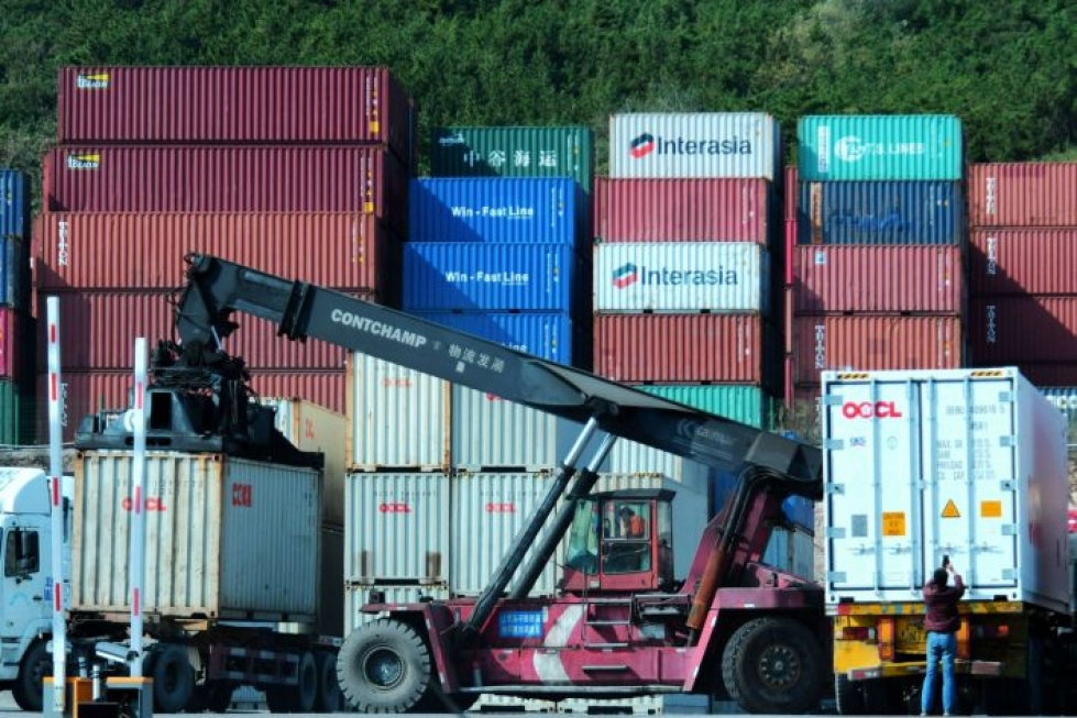Kiinan ja Yhdysvaltojen on ollut määrä solmia uusi kauppasopimus lähiviikkoina. Qingdaon satamakaupungissa pinottiin kontteja.  LEHTIKUVA / AFP