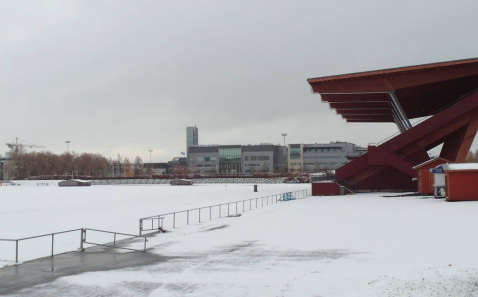 Lunta on maanantain aikana satanut runsaasti myös Joensuun keskuskentälle. Viereinen Mehtimäen tekonurmikaan ei ole lokakuisen lumisateen vuoksi maanantaina käytössä.