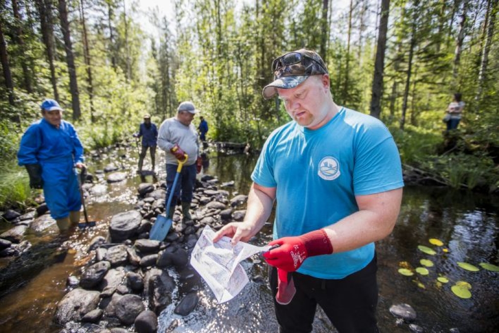 Janne Raassina Lions Club Kontiolahdesta tekee vesistöjen entisöintiä myös työkseen. 