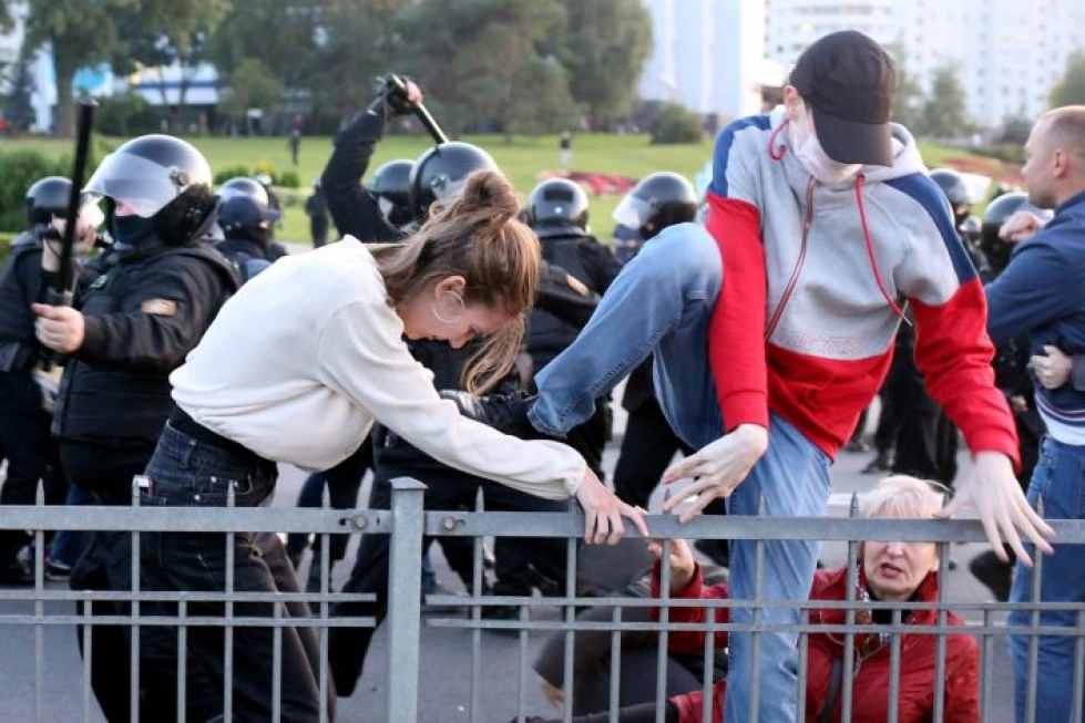 Mellakkapoliisi on käyttänyt Lukashenkan vastaisten mielenosoitusten hajottamiseen muun muassa vesitykkejä sekä kyynelkaasua. LEHTIKUVA/AFP