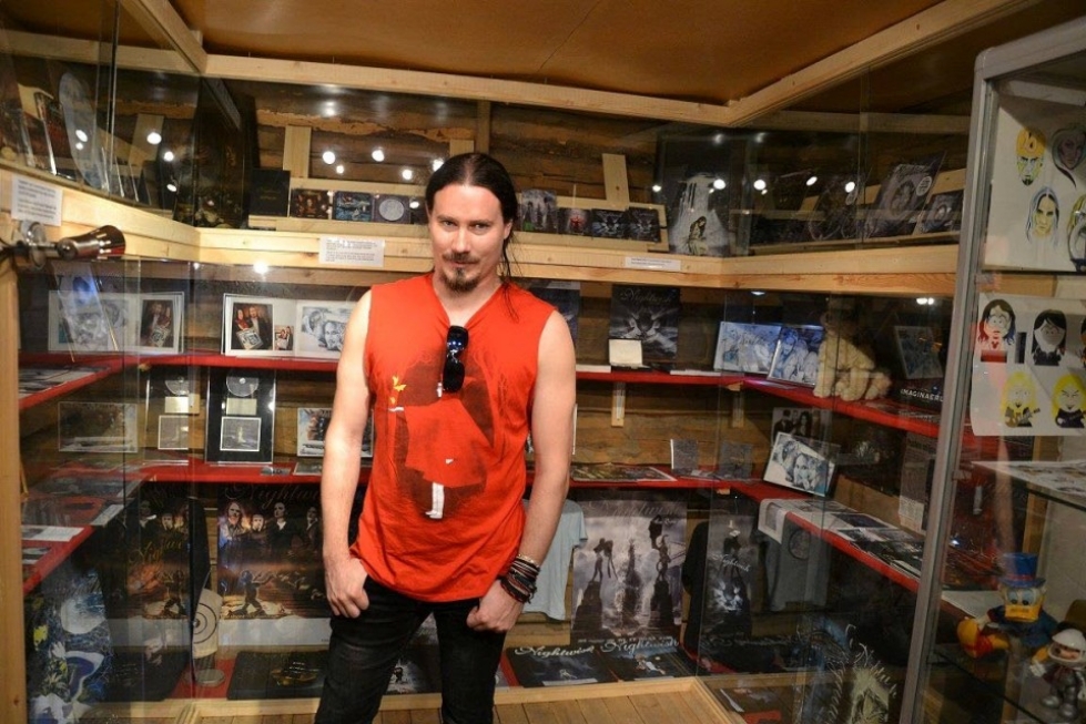 Tuomas Holopainen vieraili Nightwish-näyttelyssä.