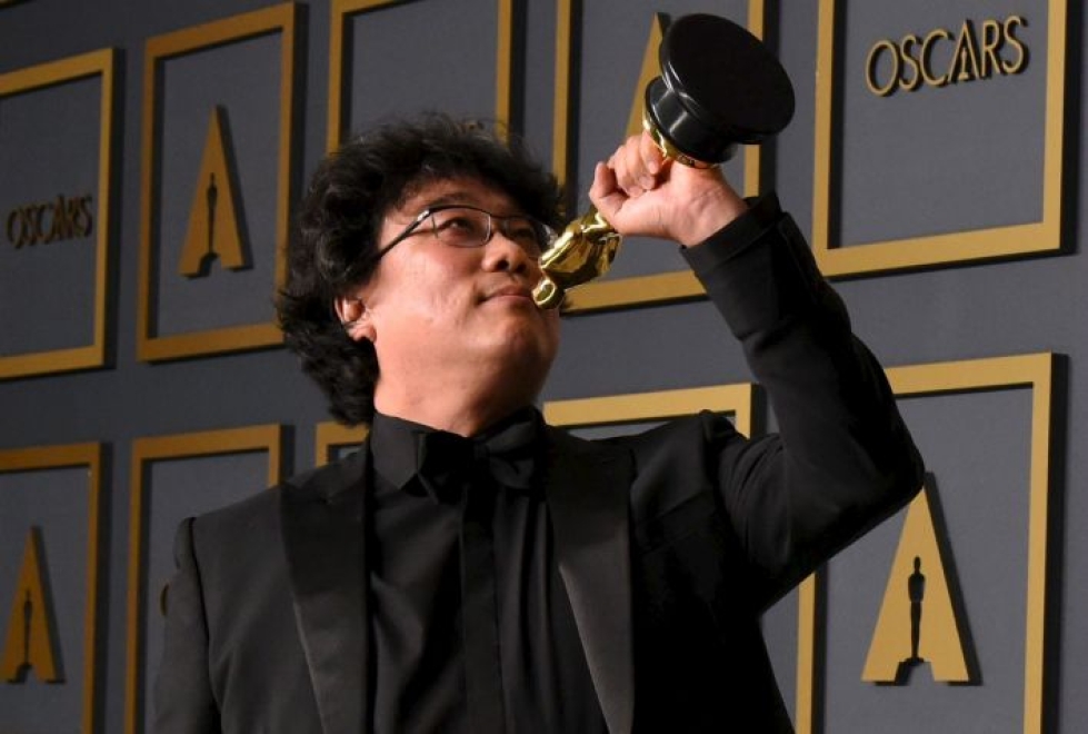 "Kiitos. Juon huomisaamuun saakka. Kiitos", juhlittu ohjaaja Bong Joon-ho nauroi puheensa lopuksi. LEHTIKUVA/AFP