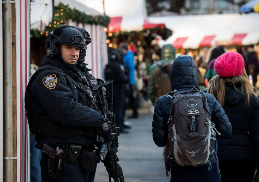Raskaasti aseistautuneet poliisit valvoivat joulumarkkinoita New Yorkin Columbus Circle -aukiolla 20. joulukuuta. LEHTIKUVA/AFP