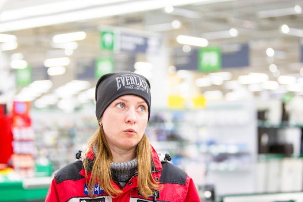Ekaterina Pokatilova käy Suomessa ostoksilla kerran viikossa. – Täällä elintarvikkeiden hinnat pysyvät tasaisina, kun Venäjällä ne nousevat kaiken aikaa, hän kertoo.