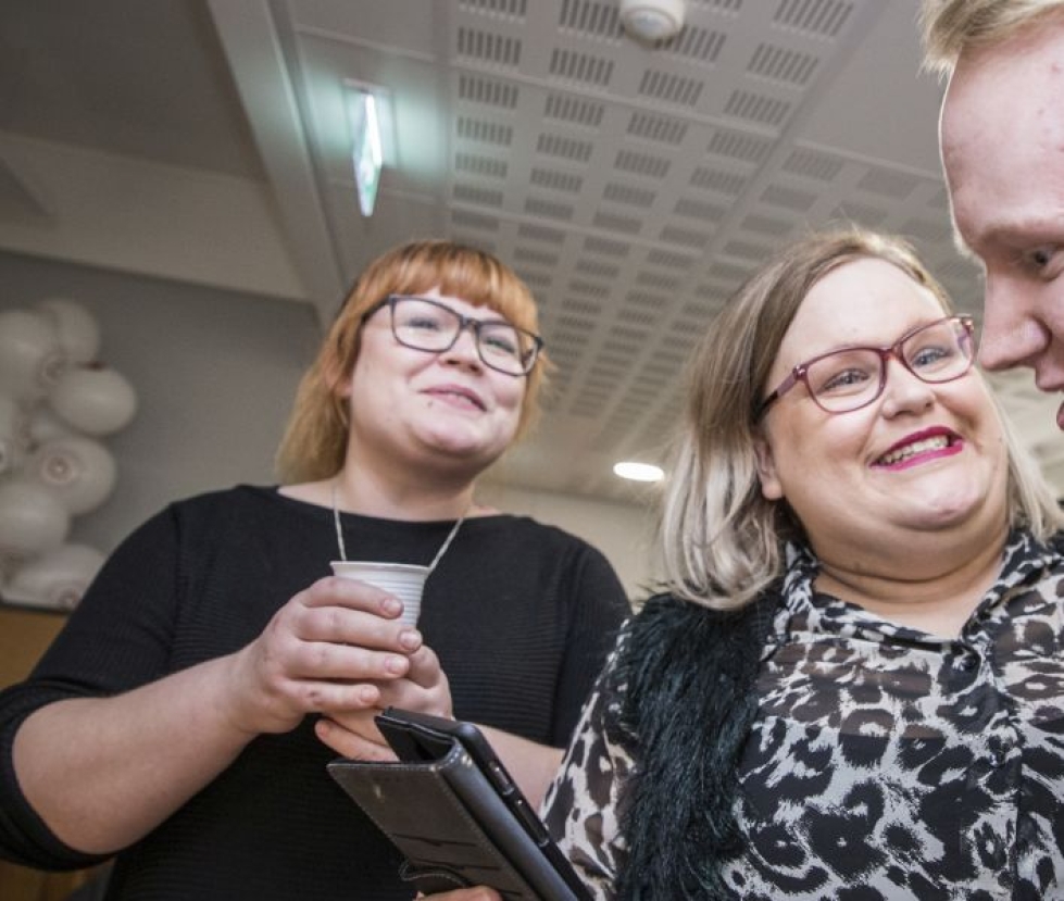 Jenni Mainonen (vas.)  kuvattuna kuntavaalinen vaalivalvojaisssa vuonna 2017 Noora Kettusen ja Joakim Kärkkään kanssa. 