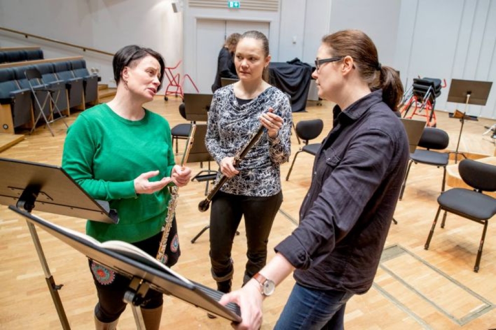 Elina Raijas, Paula Malmivaara ja Anna-Maria Helsing ovat Joensuun kaupunginorkesterin vieraita tällä viikolla.