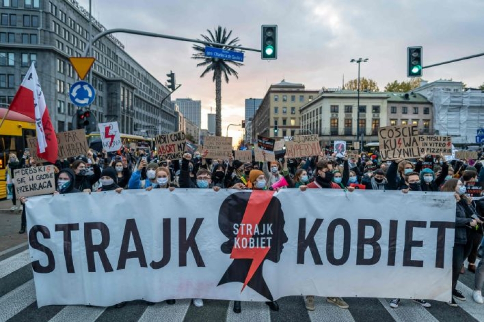 Mielenosoittajat ovat useiden päivien ajan vastustaneet perustuslakituomioistuimen linjausta, jonka mukaan epämuodostuneiden sikiöiden abortoinnin salliva laki on ristiriidassa perustuslain kanssa. Kuva Varsovasta maanantailta. LEHTIKUVA/AFP