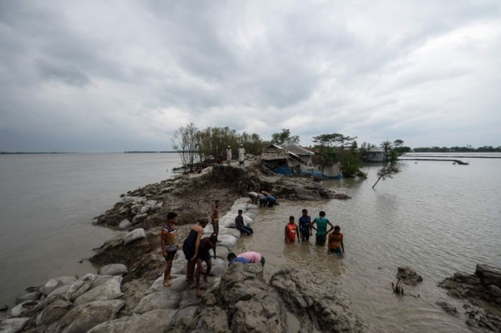 Torstaina syklonin kerrottiin tappaneen ainakin 88 ihmistä ja tuhonneen satojentuhansien ihmisten koteja. Lehtikuva/AFP