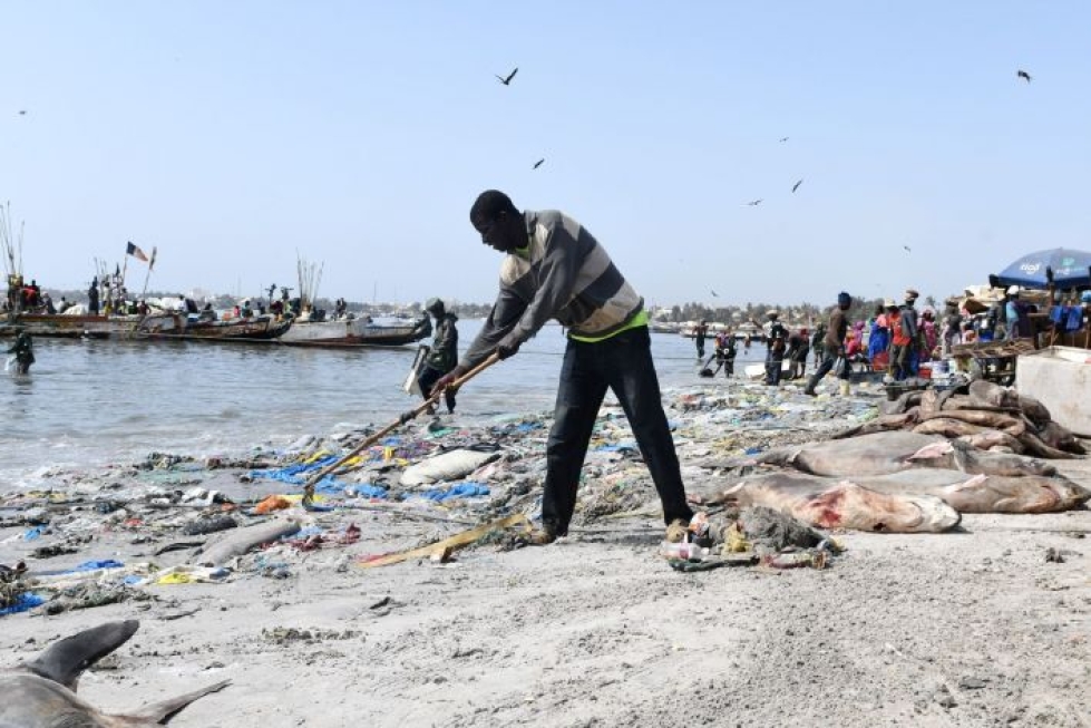 Foorumin teemoina on muun muassa merten muoviroskaantumisen ehkäisy ja resurssitehokkuus. Kuvassa muoviroskan saastuttamaa rantaa Senegalin Dakarissa aiemmin tässä kuussa. LEHTIKUVA/AFP