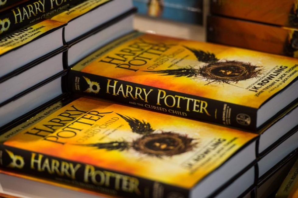 Aikuistuneesta Harry Potterista kertova käsikirjoitus tuli viime viikonloppuna myyntiin kirjana. LEHTIKUVA/AFP