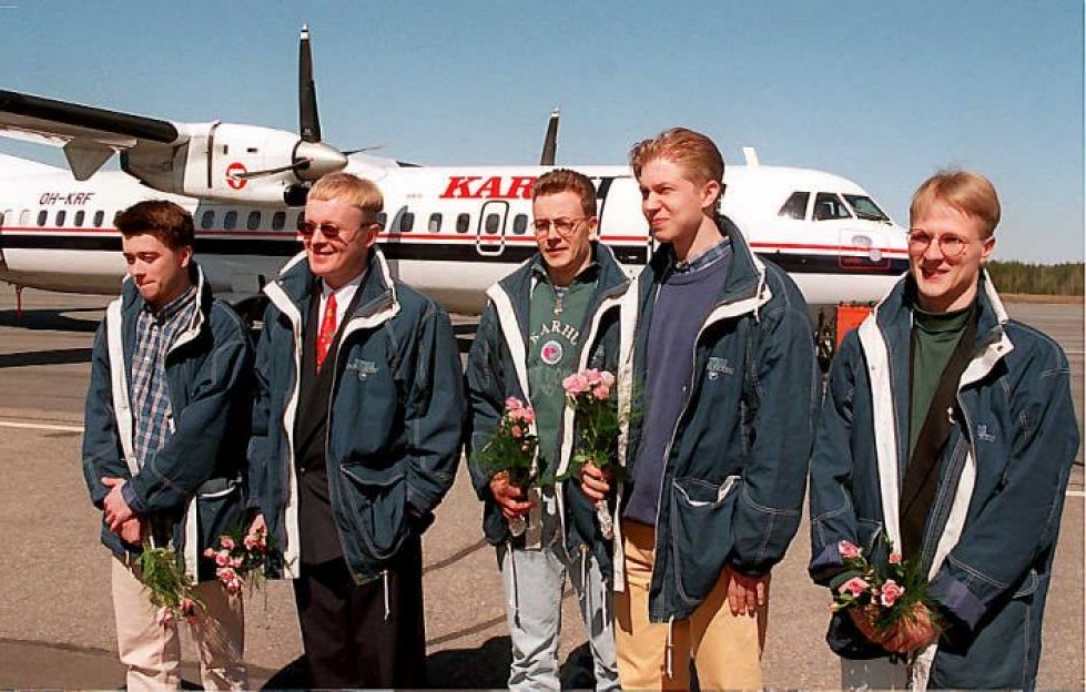 Toni Huhtala (vas.), Antti Ruokonen, Akseli Ahtiainen, Jari-Pekka Lehtonen ja Petri Kettunen palasivat hopeamitalisteina ensimmäisistä MM-kisoista vuonna 1996. Sitä ennen pelattiin kahdesti EM-kisoja.