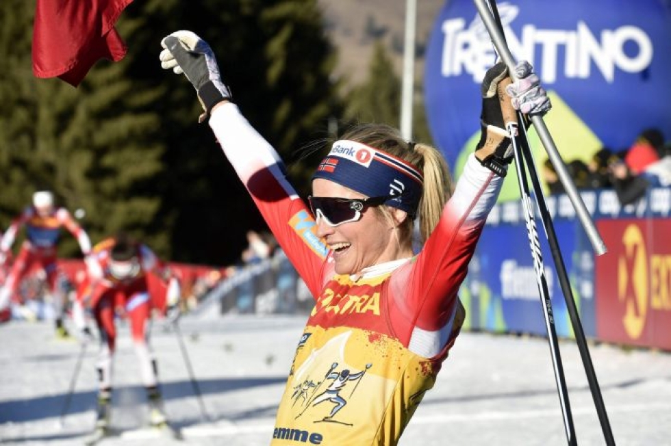 Norjalaistähti Therese Johaug tuuletti loppunousun päällä naisten Tour de Skin voittoa.