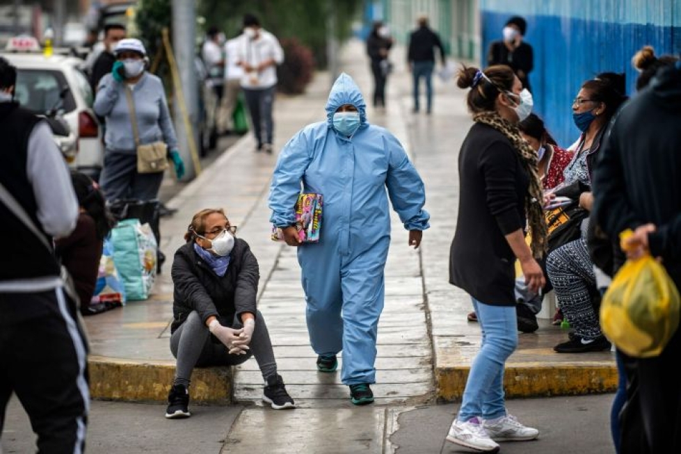 Valtaosa Perun tartunnoista on tapahtunut pääkaupunki Limassa, jossa kolmasosa maan asukkaista asuu. Kuva sairaalan edustalta Limassa. LEHTIKUVA/AFP