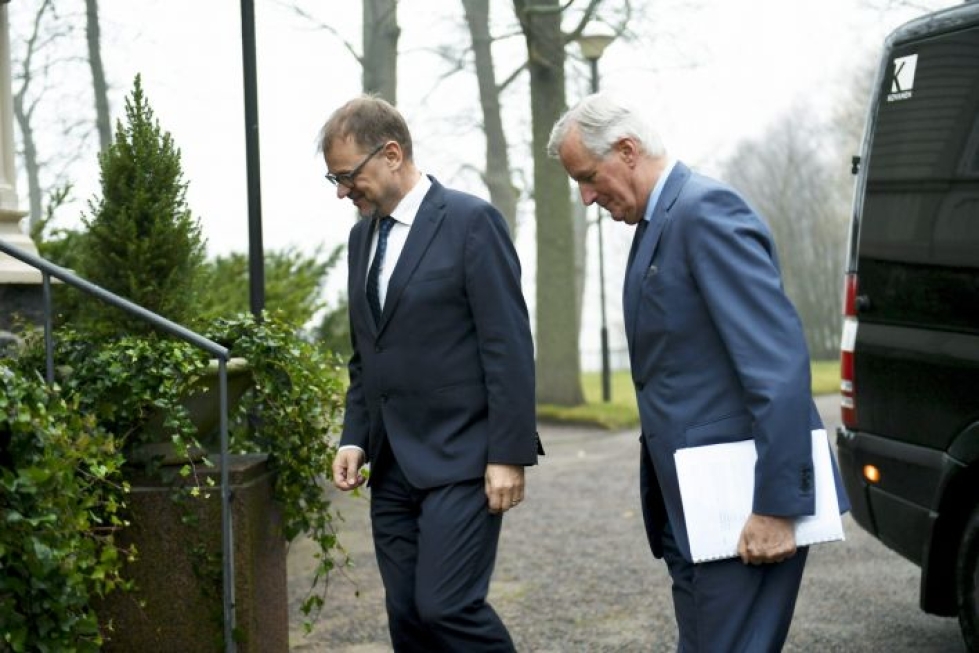 Pääministeri Juha Sipilä tapasi Michel Barnierin Kesärannassa Helsingissä. LEHTIKUVA / MARTTI KAINULAINEN