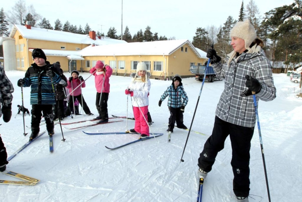 Luokanopettaja Minna Nevalainen opettaa Onttolan kakkosluokkalaisia hiihtämään.