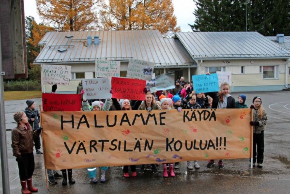 Mielenosoittajat vastustivat Värtsilän koulun lakkauttamista syksyllä 2017.