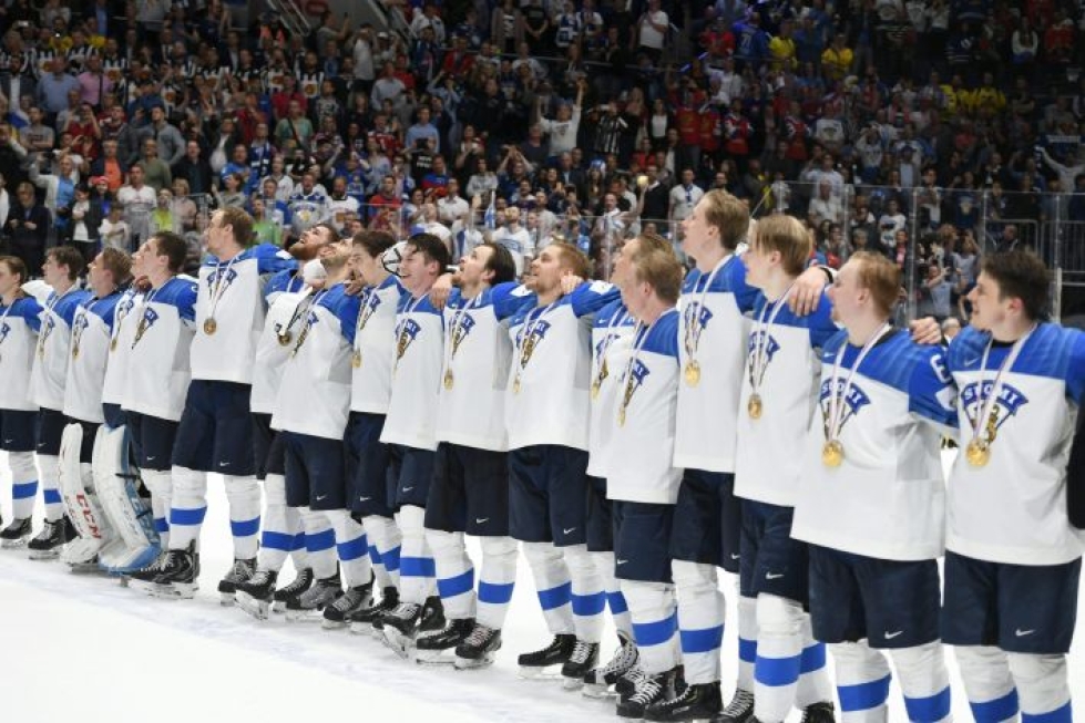 Suomen joukkue kuunteli Maamme-laulua loppuottelun jälkeen.