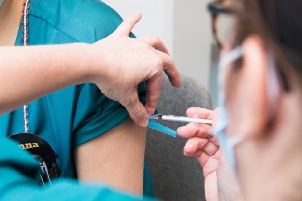 Ensimmäiset rokotteet pistettiin Pohjois-Karjalassa uudenvuodenaattona. Sen jälkeen niitä on pistetty yli 20 000. Rokotteiden huono saatavuus on hidastanut rokotuksia merkittävästi.