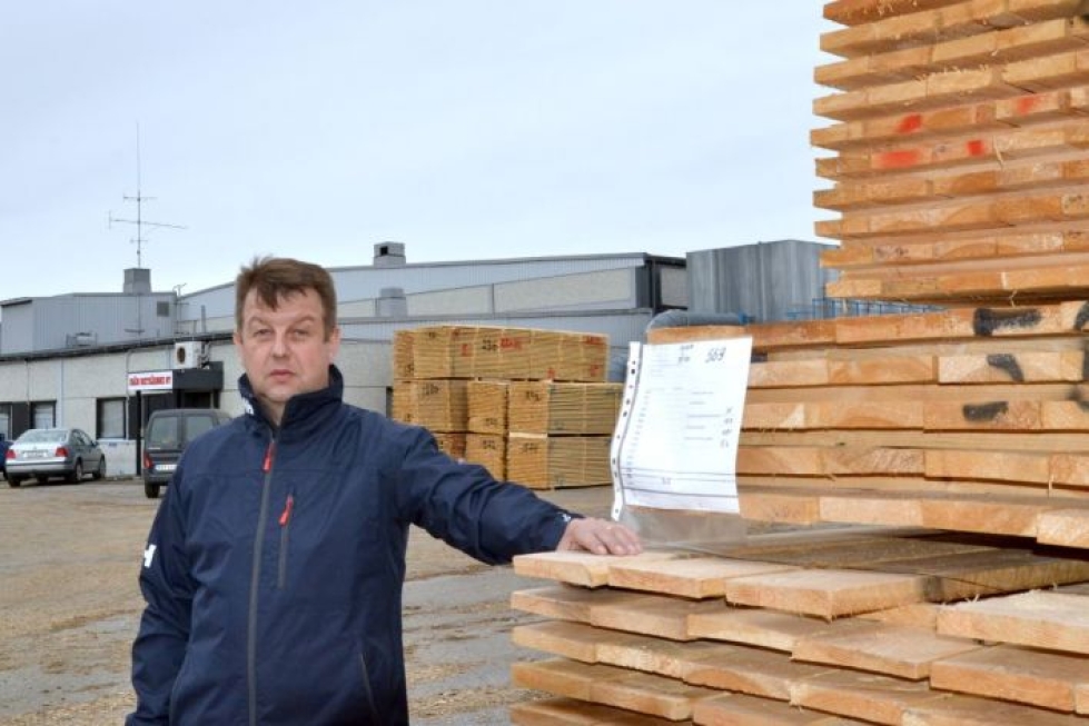 Yrittäjä Tapio Lauronen on tyytyväinen uusiin toimitiloihin entisellä parkettitehtaalla, jossa olot ovat puunjalostukseen hyvin soveltuvat.