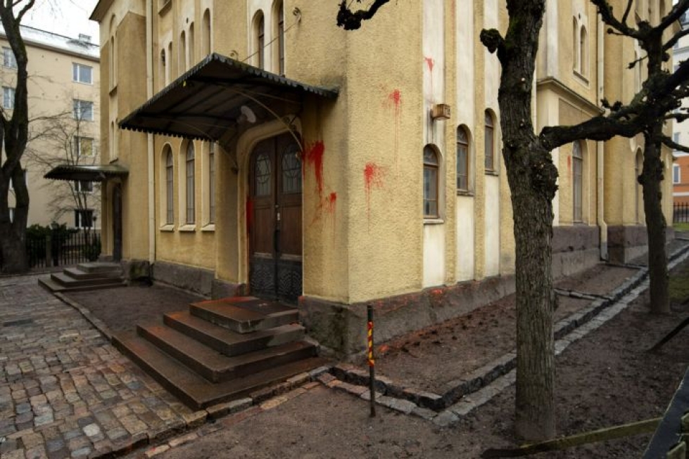Turkulaisen synagogan seiniä töhrittiin sunnuntai-illan ja maanantaiaamupäivän välillä. Lehtikuva / Roni Lehti