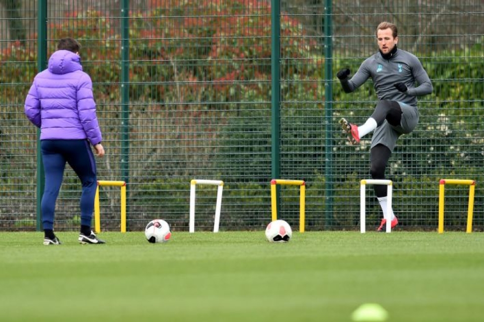 Maaliskuun alkupuolella Harry Kane ja muut Tottenhamin pelaajat harjoittelivat vielä seuran omalla harjoitusalueella. LEHTIKUVA / AFP