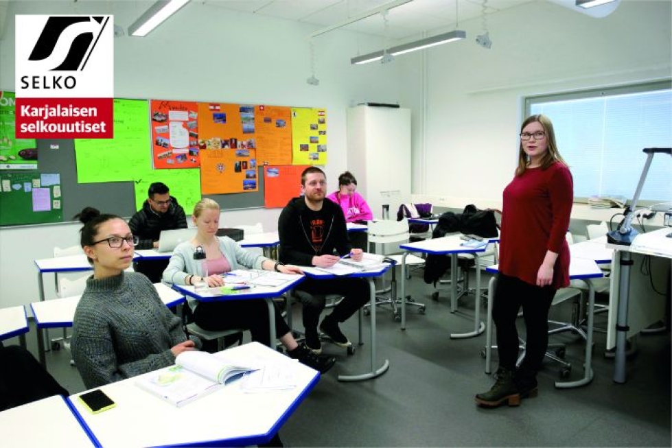 Opettaja Anu Rantala opettaa kansalaisopistossa suomen kieltä maahanmuuttajille. Kurssille osallistuvat Alexandra Ihno, Sulabh Bartaula, Ana Gebejes, Matt Belway ja Karli Storm.