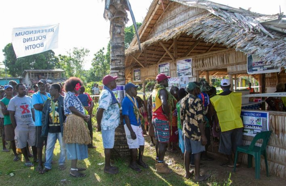 Saarelaiset jonottivat äänestämään Bukassa marraskuun puolella. Lehtikuva/AFP