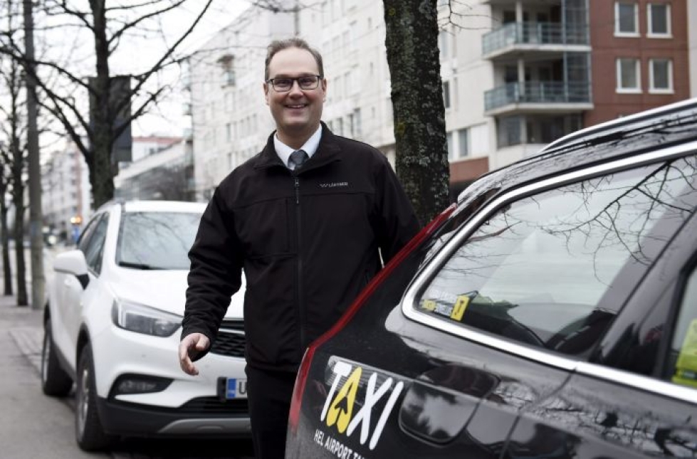 Pääkaupunkiseudulla toimiva taksiyrittäjä Pekka Louhula on huomannut taksien määrän lisääntymisen. LEHTIKUVA / Emmi Korhonen
