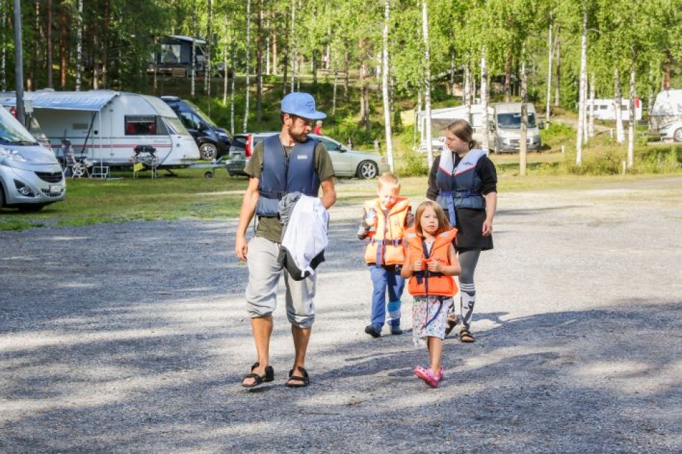 Kari ja Heidi Lappi sekä lapset Kasperi ja Selma olivat lähdössä soutelemaan Rekiniemen veneellä. 
