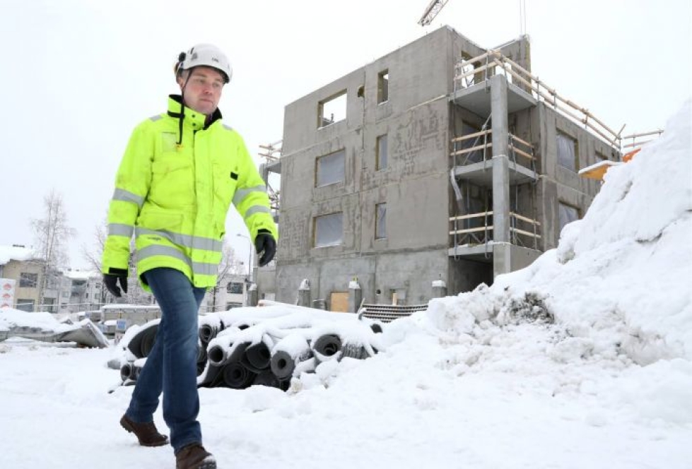 Toimitusjohtaja Tuomo Hassinen liikkuu Niinivaaran rakennustyömaalla turvallisin mielin. - Myytäviä asuntoja on Joensuun markkinoilla maltillinen määrä. Seuraamme tilannetta emmekä ota turhia riskejä.