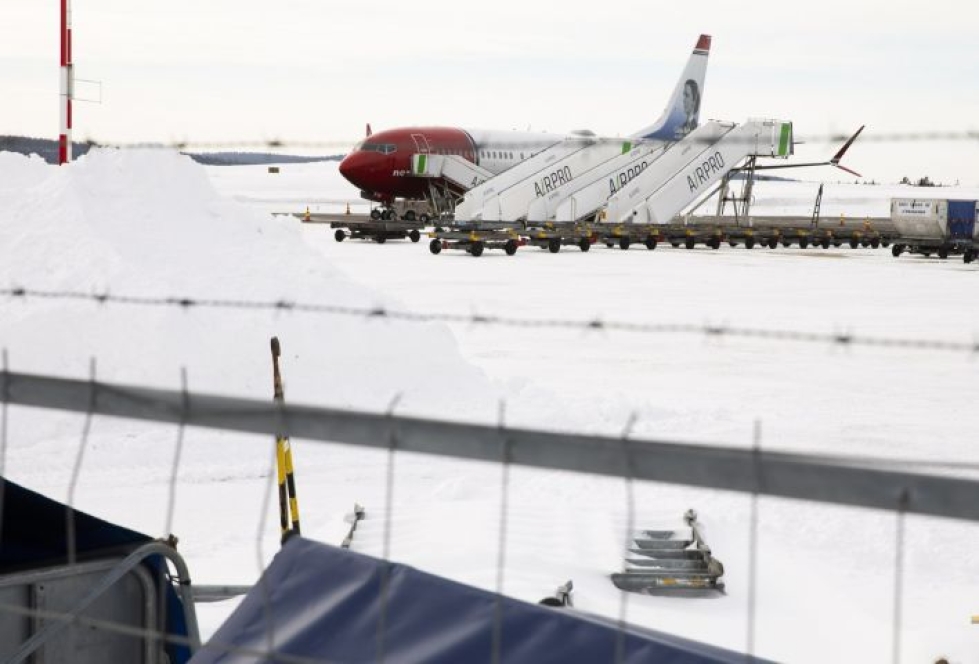 Yksi Norwegianin lentokieltoon asetetuista koneista odottelee kohtaloaan Kittilän lentokentällä. LEHTIKUVA / IRENE STACHON