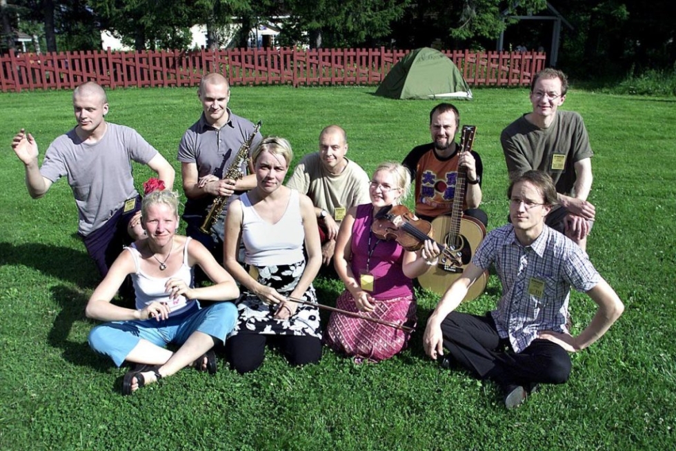 Tältä näytti Värttinä vuonna 2002. Vuosien tauon jälkeen Rääkkylän Kihauksessa päästään näkemään 30-vuotista uraansa juhlistava, kokoonpanonsa uudistanut yhtye.