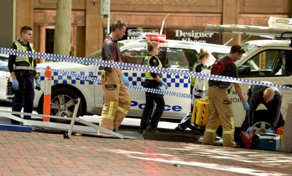 Joukkoyliajo tapahtui perjantaina Melbournen vilkkaalla Bourke Streetilla. Kaikkiaan viisi ihmistä sai surmansa 26-vuotiaan miehen ajettua väkijoukkoon. LEHTIKUVA/AFP