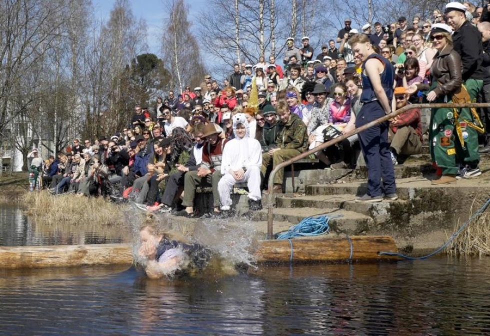 Vuosikurssin isäntä Joonas Mattsson odotti vuoroaan, kun emäntä Heidi Keinonen hyppäsi veteen ensimmäisenä.