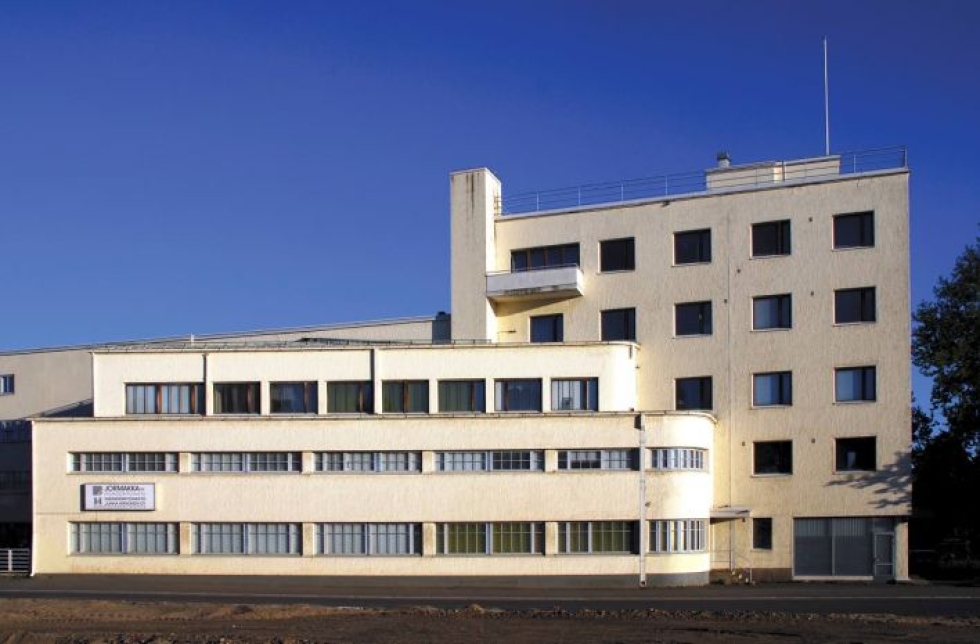 SOK:n konttori- ja varastorakennus (1937) osoitteessa Penttilänkatu 3 on Joensuun keskeisiä funktionalistisia rakennuksia torinkulman Teräskulman ohella. Kuva vuodelta 2009, jolloin  Niinivaaralle vievä Vanha raitti oli purettu ja julkisivun kuvaaminen kohtisuoraan oli mahdollista.