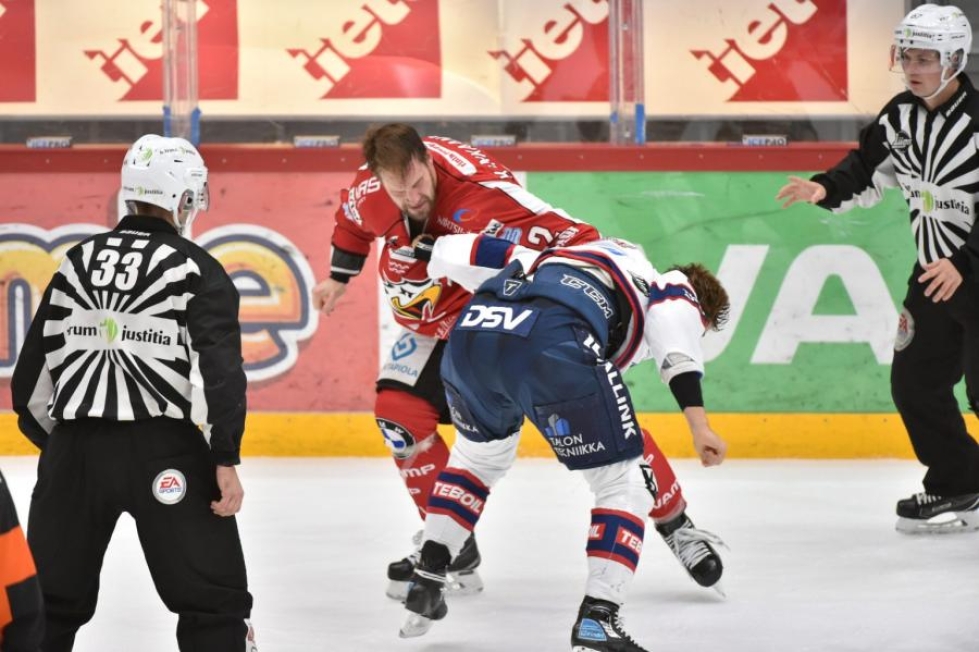Vaasan Sportin Markus Kankaanperä ja HIFK:n Corey Elkins tappelivat illan ottelussa. LEHTIKUVA / Samppa Toivonen