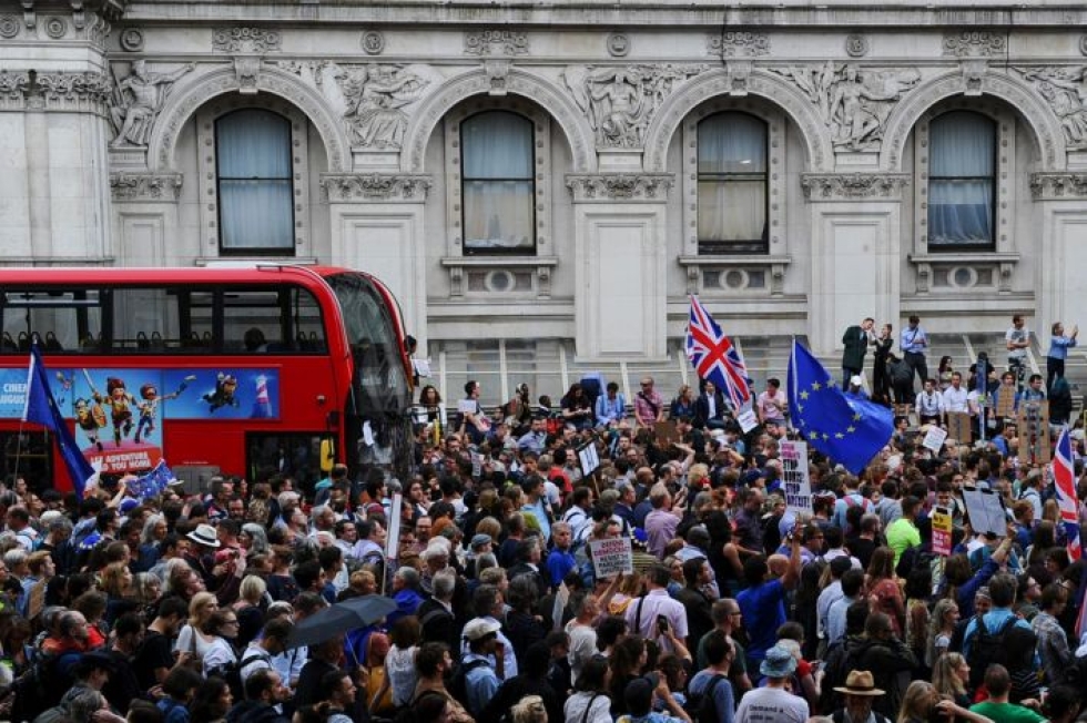 Brexitiä vastustavat mielenosoittajat protestoivat Lontoossa lähellä pääministerin virka-asuntoa keskiviikkona. Lehtikuva/AFP