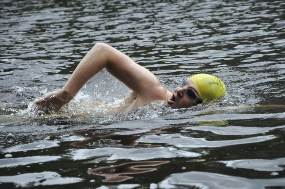 Tuomas Kaarion uintimatka kesti reilut viisi tuntia. Kuvassa Kaario harjoittelee Lohjan Hormajärvellä vuonna 2013. LEHTIKUVA / HANDOUT / PÄIVI PÄLVIMÄKI