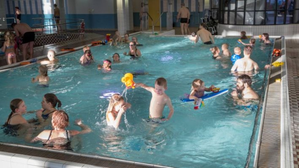 Jos tykkää polskia useiden kaverien kanssa, joensuulaiseen Vesikon uimahalliin kannattaa mennä sunnuntaina päivällä. Kuva lastenaltaan sunnuntairuuhkasta.