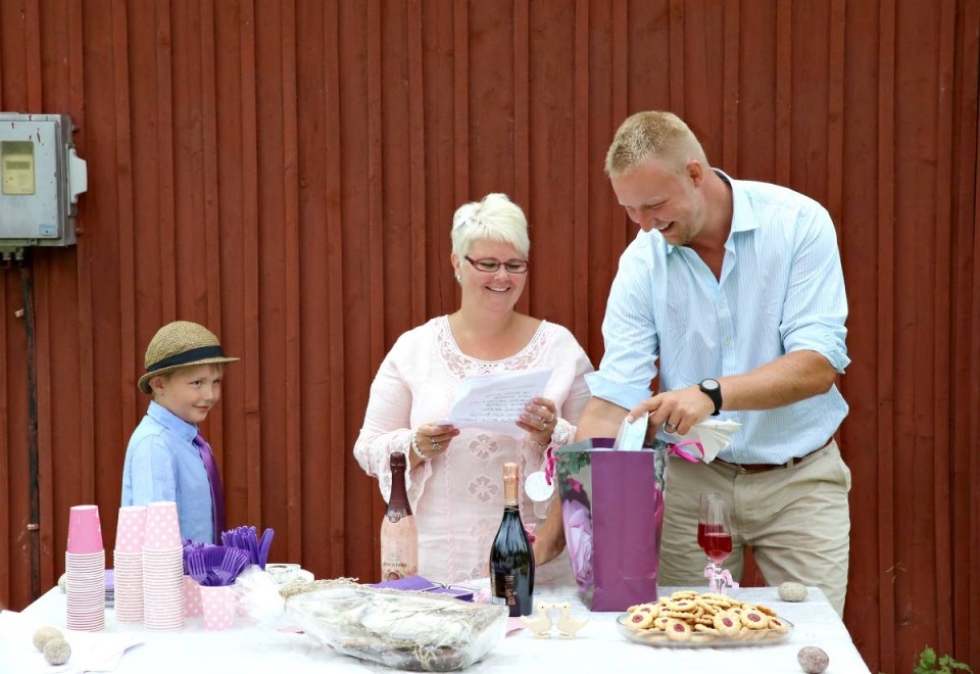 Joensuusta kotoisin oleva Petteri Immonen ja Tuusulassa syntynyt Mirva Poltinoja-Immonen juhlivat avioliiton siunaamista heinäkuun puolivälissä. Mukana oli myös 8-vuotias Janne Immonen.