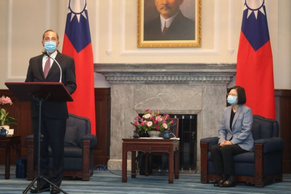 Yhdysvaltojen terveysministeri Alex Azarin (vas.) ja Taiwanin presidentin Tsai Ing-wenin (oik.) tapaamisen jälkeen Kiinan ilmavoimien hävittäjiä lensi Taiwanin salmessa. LEHTIKUVA/AFP