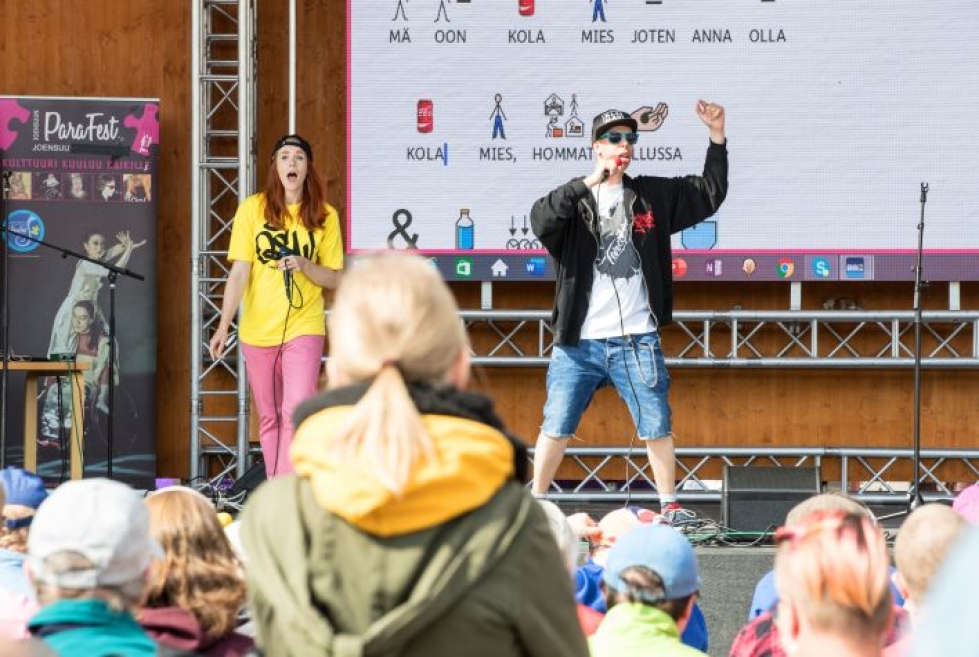 Räppäri McKoo eli Kalle Havumäki (oik.) ja Lilli Aro esiintyivät Parafestissä viime kesänä.