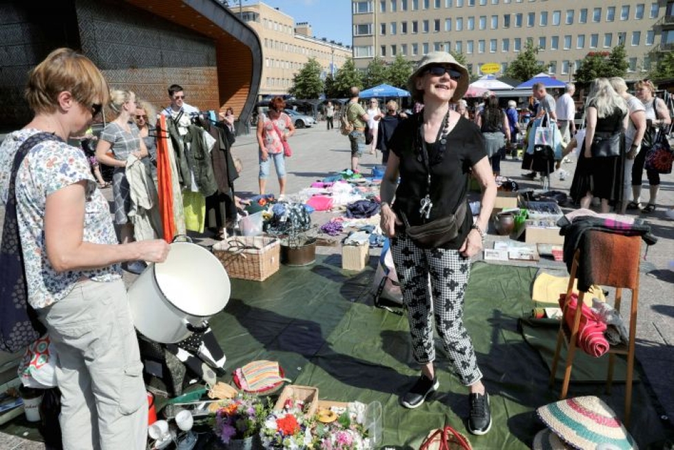 Lea Soininen oli ensi kertaa Virta-kirpparilla myymässä tavaroitaan.