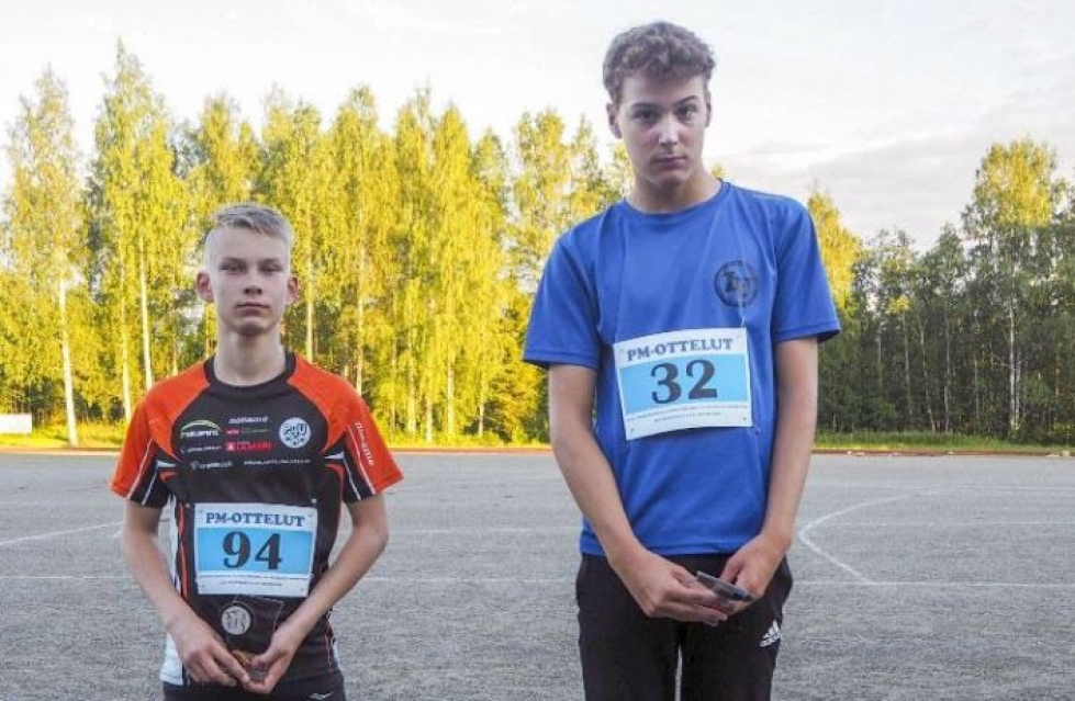 Lieksan Urheilijoiden Eero Mauro (oik.) ja Pyhäselän Urheilijoiden Roope Maaninka ottelivat kovat voittopisteet 13-vuotiaissa.